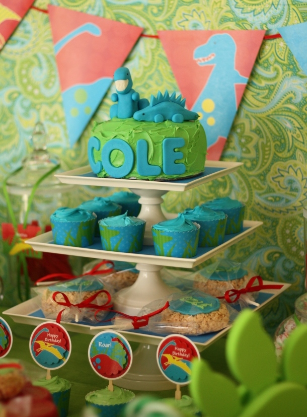 dinosaur-birthday-party-cake-tier-angle2