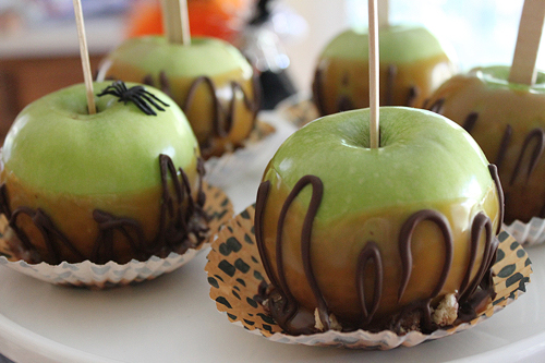 living-locurto-halloween-party-apples