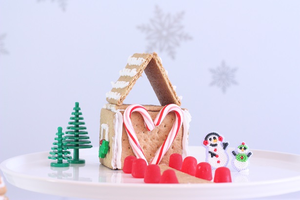 Easy to make & fun to decorate Honey Maid Houses | @kimbyers TheCelebrationShoppe.com #HoneyMaidHouses