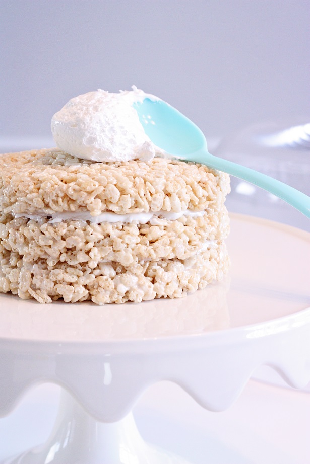 Easter Marshmallow Rice Crispies Cake | @kimbyers